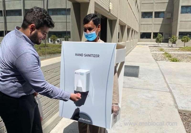 social-media-accused-aramco-for-using-migrating-worker-as-human-sanitizer-dispenser_qatar